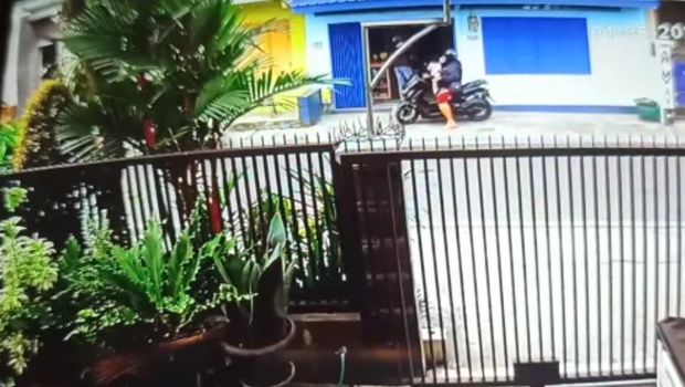 Rekaman CCTV pencurian tabungan umrah lansia di Kota Malang