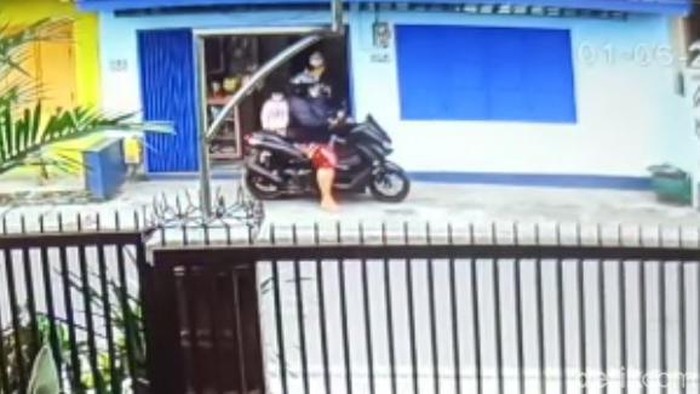 Rekaman CCTV yang menunjukkan dua perempuan terduga pencuri tabungan umrah pasutri lansia di Kota Malang.