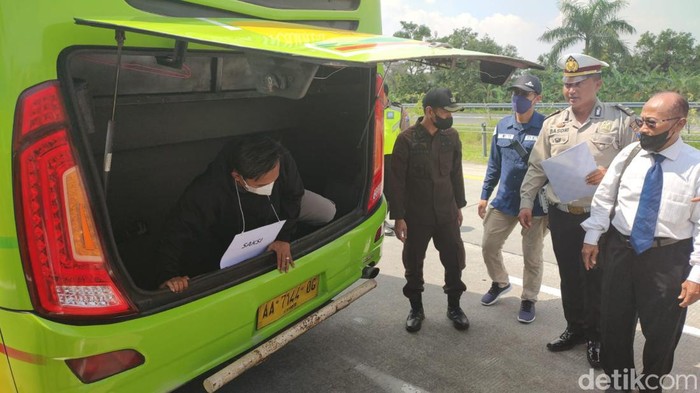 rekonstruksi bus ardiansyah kecelakaan tol mojokerto