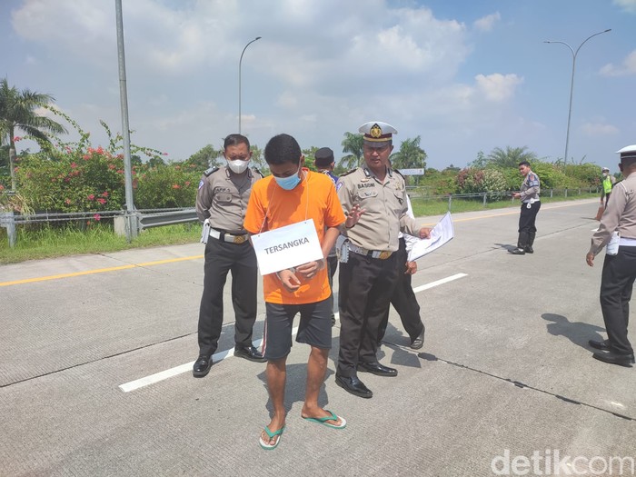 Rekonstruksi kecelakaan Bus Ardiansyah di Tol Sumo