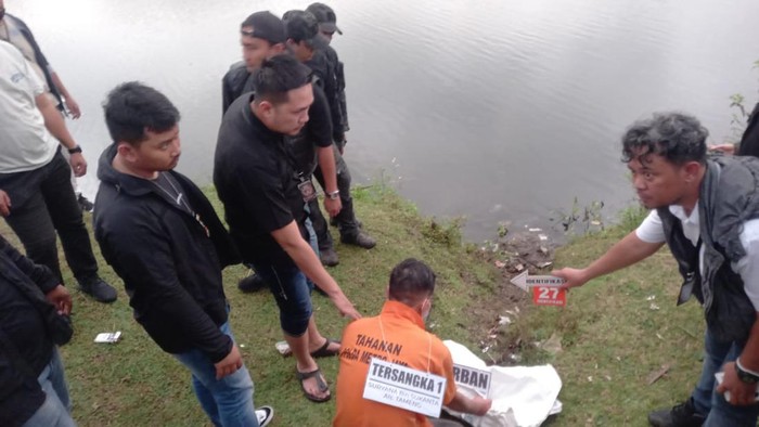 Rekonstruksi pembunuhan pria di Legok, Tangerang, mengungkap fakta baru.