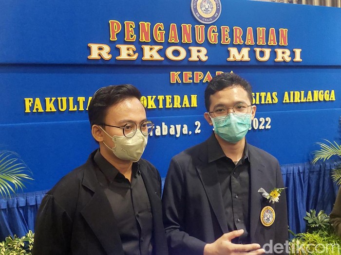 dua mahasiswa koordinator vaksinasi fk unair