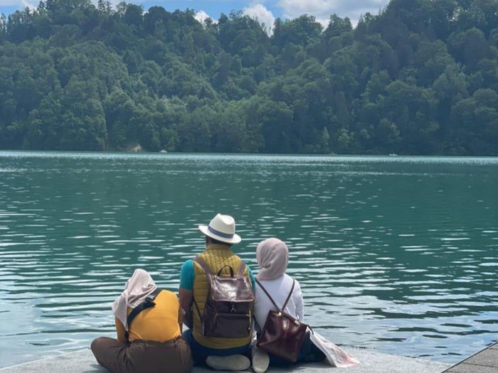 Ridwan Kamil dan keluarga di Sungai Aare.