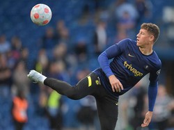 Ross Barkley cuma bermain sekali di Liga Inggris musim lalu. Pemain yang digaji sebesar Rp 1,7 miliar per pekan ini sepertinya akan berada di pintu keluar Stamford Bridge musim panas ini (Getty Images)