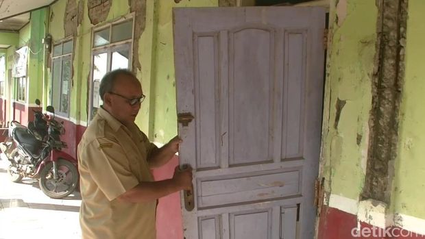 SD Negeri di Subang rusak parah dan nyaris ambruk.
