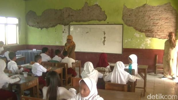 SD Negeri di Subang rusak parah dan nyaris ambruk.