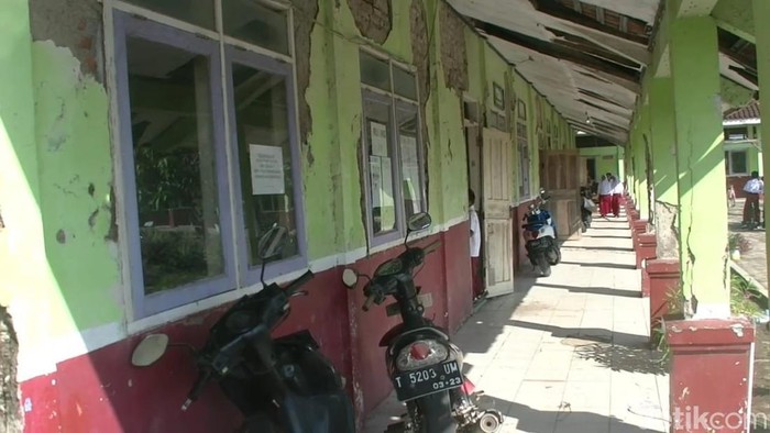 SD Negeri di Subang rusak parah dan nyaris ambruk.