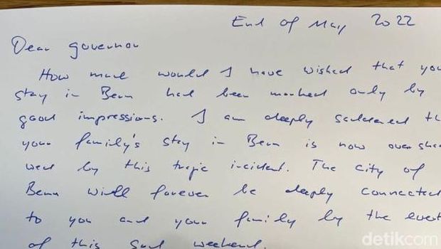 Secarik kertas berisi pesan Wali Kota Bern kepada Ridwan Kamil dan keluarga