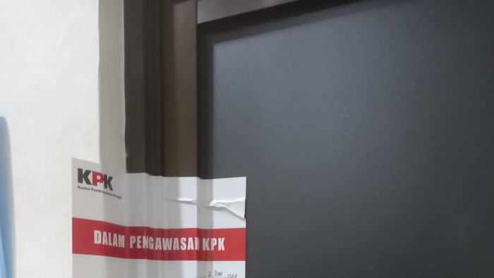 Segel dari KPK yang dipasang di salah satu pintu ruangan di Balai Kota Jogja, Kamis (2/6/2022) siang.