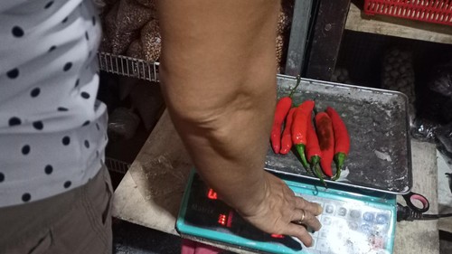 Sejak harga cabai meningkat, pembeli banyak yang mengurangi takaran pembelian.
