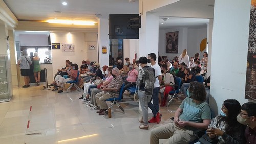 Sejumlah Warga Negara Asing (WNA) antre di ruang tunggu Kantor Imigrasi Kelas I TPI Denpasar untuk mengurus perpanjangan izin tinggal, Kamis (2/6/2022).