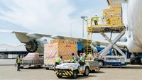 Memanfaatkan keahliannya dalam solusi pengiriman multi-moda, DHL mengirimkan mobil balap, baterai dan unit pengisian daya, serta peralatan media dan penyiaran ke Jakarta, Indonesia.