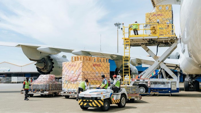 Sebagai Mitra Pendiri dan Logistik Resmi untuk Formula E, DHL bekerja sama dengan tim DHL Motorsports melalui solusi logistik end-to-end untuk pengiriman motorsport elektrik untuk Kejuaraan Dunia pertama di Indonesia.