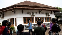 Salah satu komunitas yang menawarkan wisata jalan kaki adalah Ngopi Jakarta atau Ngojak. Komunitas ini dapat travelers temui melalui Instagram pada akun @Ngopijakarta. Ngojak sudah memulai perjalanan walking tour mereka sejak tahun 2016. Komunitas ini digagas oleh Achmad Sofiyan. Ia menginisiasi komunitas serta kegiatan walking tour dengan misi ingin memperkenalkan Jakarta dengan cara yang berbeda.  