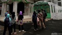 Selain rute yang berbeda dengan walking tour lain, Ngopi Jakarta juga memiliki misi untuk menerbitkan buku perjalanan dari berbagai ekspedisi yang telah dilakukan setiap tahunnya. Sebelum pandemi, Ngojak sudah berhasil menerbitkan dua buku perjalanan.