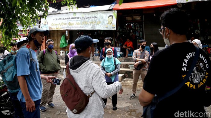 Walking tour kian populer di masa pandemi. Wisata sejarah menyusuri Kebayoran, Jakarta sambil jalan kaki kian seru karena tak cuma sehat tetapi juga hemat.
