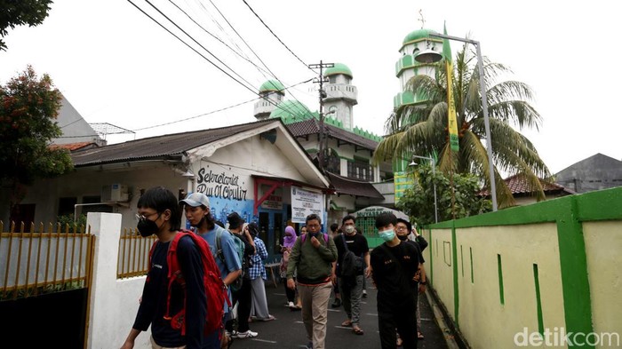 Walking tour kian populer di masa pandemi. Wisata sejarah menyusuri Kebayoran, Jakarta sambil jalan kaki kian seru karena tak cuma sehat tetapi juga hemat.