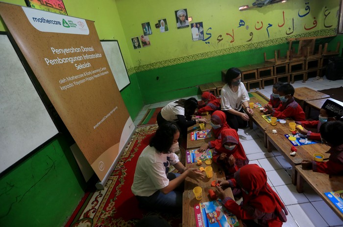 Senior Vice President for Baby, Kids & Toy Brands in Kanmo Group Vasudev Kataria (kanan), Campaign Manager Happy Hearts Indonesia Nanda September (tengah) dan Kepala Sekolah dan Guru PAUD Raudhatunnisa Dedeh Sri Wahyuni (kiri) berbincang disela-sela acara Penyerahan Donasi Pembangunan Infrastruktur Sekolah, Mainan Edukasi dan Perlengkapan Kebersihan Diri di PAUD Raudhatunissa, Teluknaga, Tangerang, Banten, Selasa (31/05/2022).