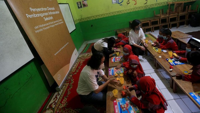Senior Vice President for Baby, Kids & Toy Brands in Kanmo Group Vasudev Kataria (kanan), Campaign Manager Happy Hearts Indonesia Nanda September (tengah) dan Kepala Sekolah dan Guru PAUD Raudhatunnisa Dedeh Sri Wahyuni (kiri) berbincang disela-sela acara Penyerahan Donasi Pembangunan Infrastruktur Sekolah, Mainan Edukasi dan Perlengkapan Kebersihan Diri di PAUD Raudhatunissa, Teluknaga, Tangerang, Banten, Selasa (31/05/2022).