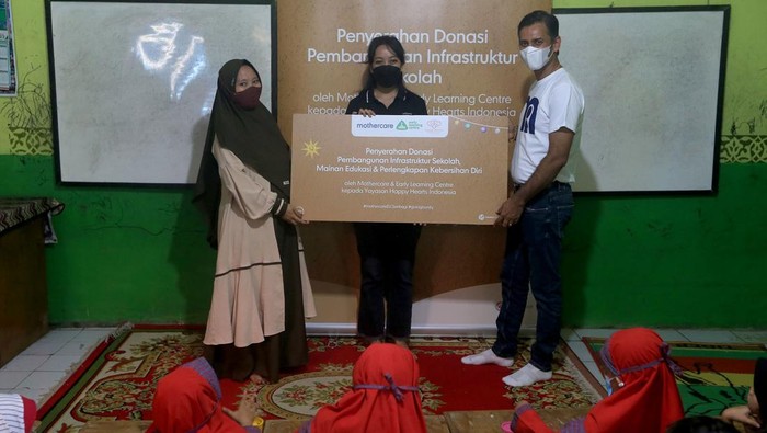 Sinergi Bersama Dukung Pembangunan Infrastruktur Sekolah Senior Vice President for Baby, Kids & Toy Brands in Kanmo Group Vasudev Kataria (kanan), Campaign Manager Happy Hearts Indonesia Nanda September (tengah) dan Kepala Sekolah dan Guru PAUD Raudhatunnisa Dedeh Sri Wahyuni (kiri) berbincang disela-sela acara Penyerahan Donasi Pembangunan Infrastruktur Sekolah, Mainan Edukasi dan Perlengkapan Kebersihan Diri di PAUD Raudhatunissa, Teluknaga, Tangerang, Banten, Selasa (31/05/2022).