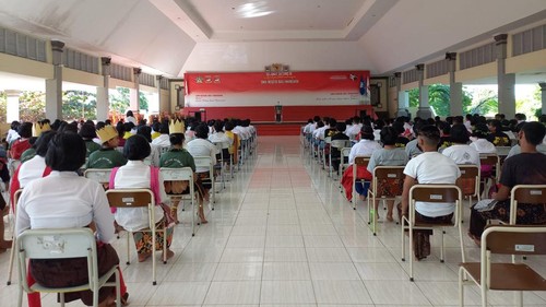 Siswa-siswi SMA Negeri Bali Mandara mengikuti sebuah acara di Aula Sekolah, Selasa (31/5/2022).
