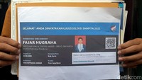 Fajar mencuri perhatian usai diterima di ITB. Bagi sebagian orang, hal itu biasa saja. Namun tidak untuk Fajar yang terlahir dari keluarga tak mampu. Fajar mengaku bingung sekaligus sedih saat mengetahui dirinya diterima di ITB. Sebab, Fajar mengaku hal tersebut adalah impiannya.