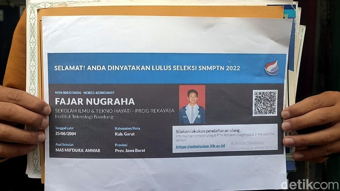 Fajar Nugraha (16) jadi sorotan usai diterima di ITB. Khawatir gagal masuk ITB karena faktor ekonomi, pelajar Garut ini pun diusulkan untuk menerima beasiswa.