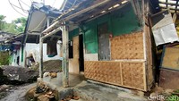 Fajar hidup bersama ibunya, Elin dan ayah tirinya Yudi serta seorang adiknya di rumah gubuk sederhana di kawasan Desa Ciburuy, Bayongbong. Keluarga tersebut berada di garis kemiskinan. Yudi diketahui bekerja sebagai buruh bangunan. Sedangkan Elin ibu rumah tangga.