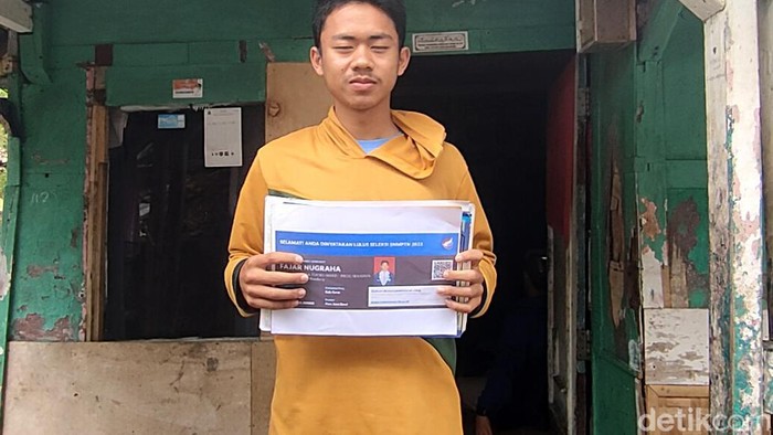 Fajar Nugraha (16) jadi sorotan usai diterima di ITB. Khawatir gagal masuk ITB karena faktor ekonomi, pelajar Garut ini pun diusulkan untuk menerima beasiswa.
