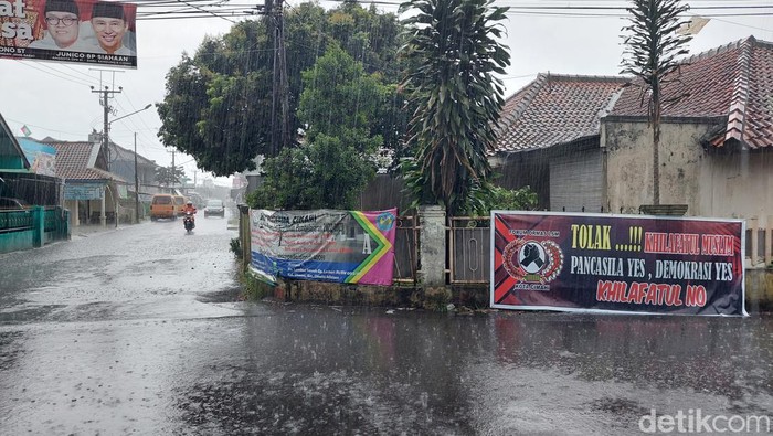 Spanduk penolakan eksistensi Khilafatul Muslimin di Cimahi