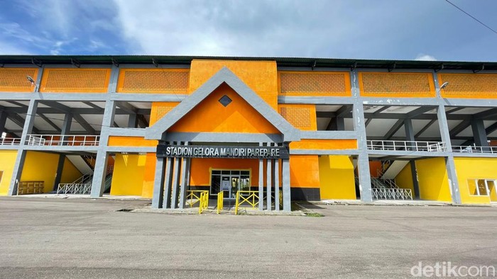 Wali Kota Parepare Taufan Pawe dan Panpel PSM memantau kesiapan Stadion Gelora BJ Habibie Parepare.