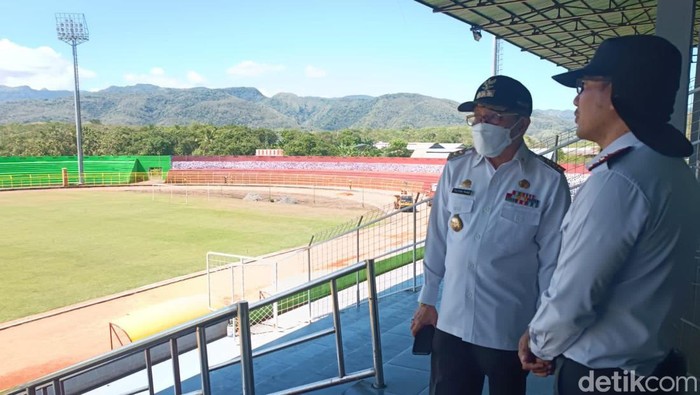 Wali Kota Parepare Taufan Pawe dan Panpel PSM memantau kesiapan Stadion Gelora BJ Habibie Parepare.