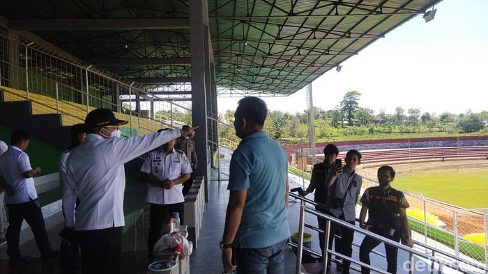 Wali Kota Parepare Taufan Pawe dan Panpel PSM memantau kesiapan Stadion Gelora BJ Habibie Parepare.
