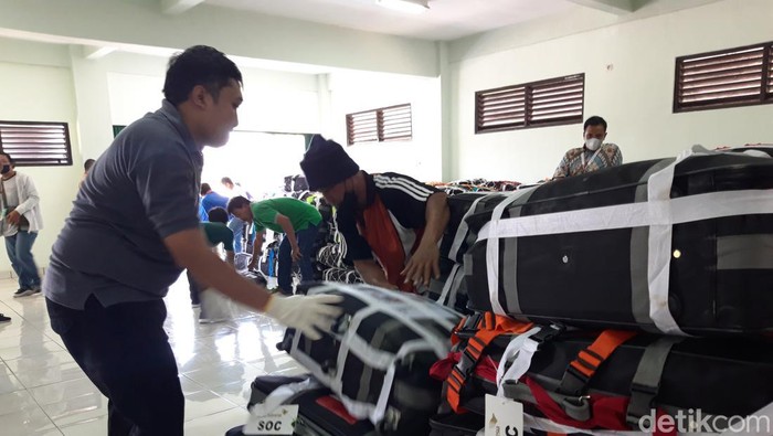 Petugas di Asrama Haji Donohudan Boyolali membawa koper milik calhaj asal Kabupaten Pati, Kamis (2/6/2022).