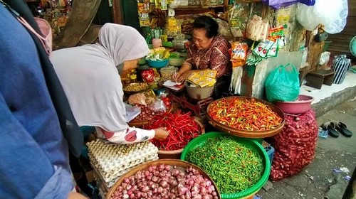 Suasana di Pasar Umum Negara, Kabupaten Jembrana, Bali, Kamis (2/6/2022). Sepekan menjelang Hari Raya Galungan, harga sejumlah kebutuhan pokok di Jembrana, Bali, merangkak naik.