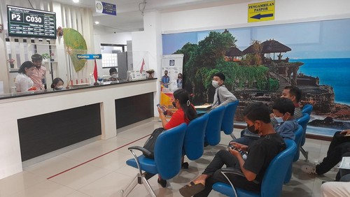 Suasana pengurusan paspor di Kantor Imigrasi Kelas I TPI Denpasar, Jalan D.I. Pandjaitan, Denpasar, Bali, Kamis (2/6/2022).