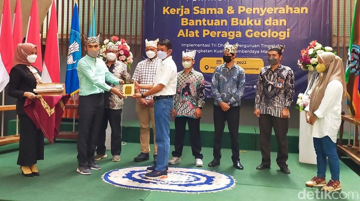 Operator tambang emas Banyuwangi, PT Bumi Suksesindo (BSI) Pesanggaran menandatangani nota kesepahaman kerja sama dengan Politeknik Negeri Banyuwangi (Poliwangi). Tak hanya itu, enam universitas di Jawa juga mendapatkan bantuan dari operator tambang emas satu-satunya di Pulau Jawa ini.