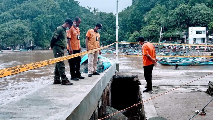 Tanggul pemecah arus sungai bawah tanah di Pantai Baron yang ambrol, Kamis (2/6/2022)