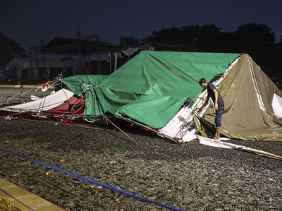 Diguyur Hujan Deras, Tenda untuk Lebaran Depok Roboh