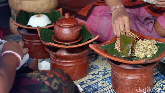 Sejumlah warga antusias ikut serta lomba membuat gebogan dan lawar di Bali. Sebanyak 80 teruna teruni ikut memeriahkan lomba yang digelar pada 1 Juni 2022 ini.