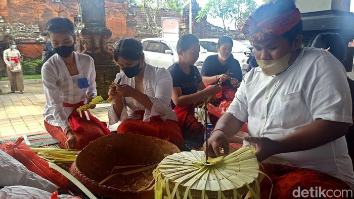 Tengok Lagi Kemeriahan Lomba Membuat Gebog-Lawar di Bali Sejumlah warga antusias ikut serta lomba membuat gebogan dan lawar di Bali. Sebanyak 80 teruna teruni ikut memeriahkan lomba yang digelar pada 1 Juni 2022 ini.