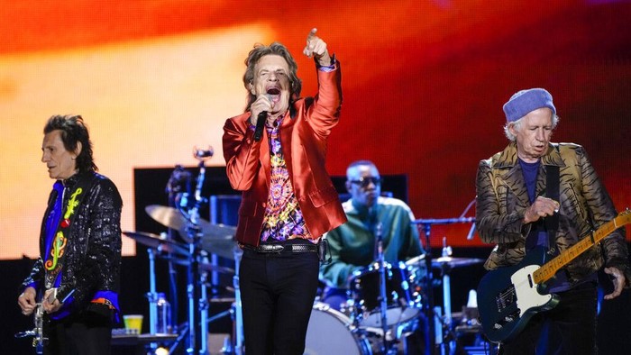The Rolling Stones Gelar Konser di Spanyol, Rayakan 60 Tahun Berkarya Mick Jagger, centre, Ronnie Wood, left, and Keith Richards, right, of the band the Rolling Stones, performs during their Sixty Stones Europe 2022 tour at the Wanda Metropolitano stadium in Madrid, Spain, Wednesday, June 1, 2022. (AP Photo/Manu Fernandez)