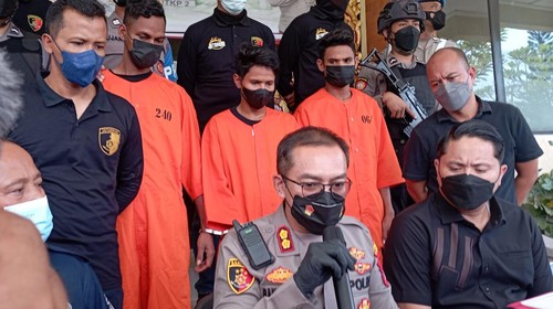 Tiga pelaku kasus pembunuhan pria yang sebelumnya ditemukan tewas di Jalan Pidada I, Denpasar, ditunjukkan saat konferensi pers di Mapolresta Denpasar, Kamis (2/6/2022).