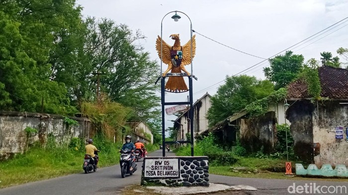 Tugu Garuda Pancasila di kawasan eks pabrik gula dan karung goni Delanggu, Klaten, Rabu (1/6/2022).