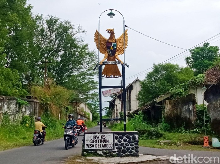 Tugu Garuda Pancasila di kawasan eks pabrik gula dan karung goni Delanggu, Klaten, Rabu (1/6/2022).