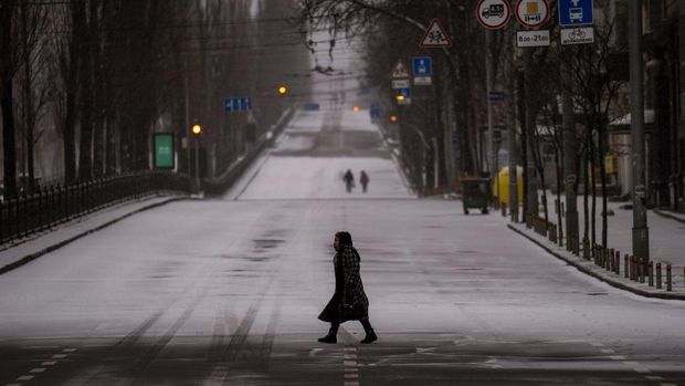 Roads are empty during curfew in Kyiv, Ukraine, Tuesday, March 1, 2022. (AP Photo/Emilio Morenatti)