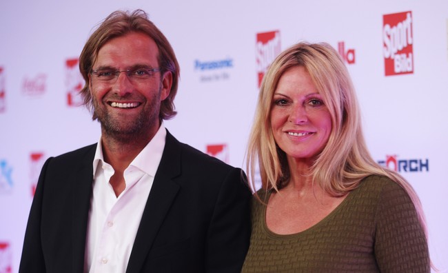 Selain itu Ulla juga dikenal sebagai sosok yang suka beramal. Ia bahkan diberi julukan Ibu Negara dari Bundesliga karena pekerjaan amalnya dan pernikahannya dengan Klopp.Foto: Getty Images