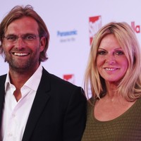 Selain itu Ulla juga dikenal sebagai sosok yang suka beramal. Ia bahkan diberi julukan Ibu Negara dari Bundesliga karena pekerjaan amalnya dan pernikahannya dengan Klopp.Foto: Getty Images