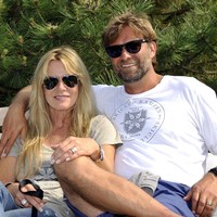 Ulla sendiri tidak bekerja di dunia bola. Dikatakan jika dulunya wanita tersebut adalah guru juga pekerja sosial tapi sekarang jadi penulis novel. Ia pernah menulis buku anak-anak mengenai anak lelaki menemukan bola ajaib yang membuatnya jadi pemain andal. Foto: Getty Images