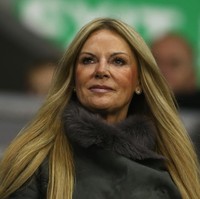 Jurgen Klopp mengatakan bahwa Ulla Sandrock mendukung keputusannya untuk bersama Liverpool sampai 2026. Ia mengaku ingin menjadi suami yang baik untuk sang istri. Foto: Getty Images